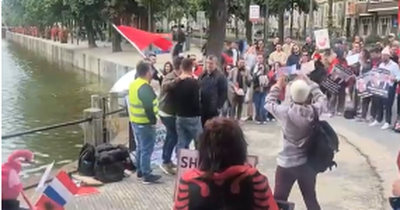 Protesta zhvendoset edhe n&euml; Hag&euml;, shqiptar&euml;t protestojn&euml;