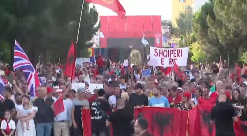Mij&euml;ra qytetar&euml; n&euml; shesh kund&euml;r qeveris&euml;, nis marshimi