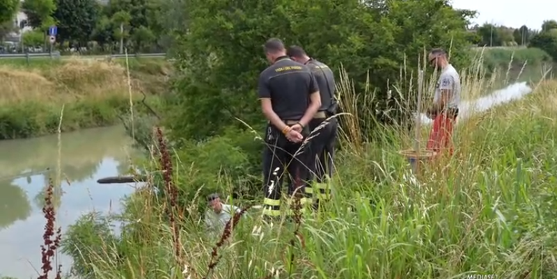 Adoleshenti vret tezen dhe trupin e saj e transporton me karroc&euml; dore
