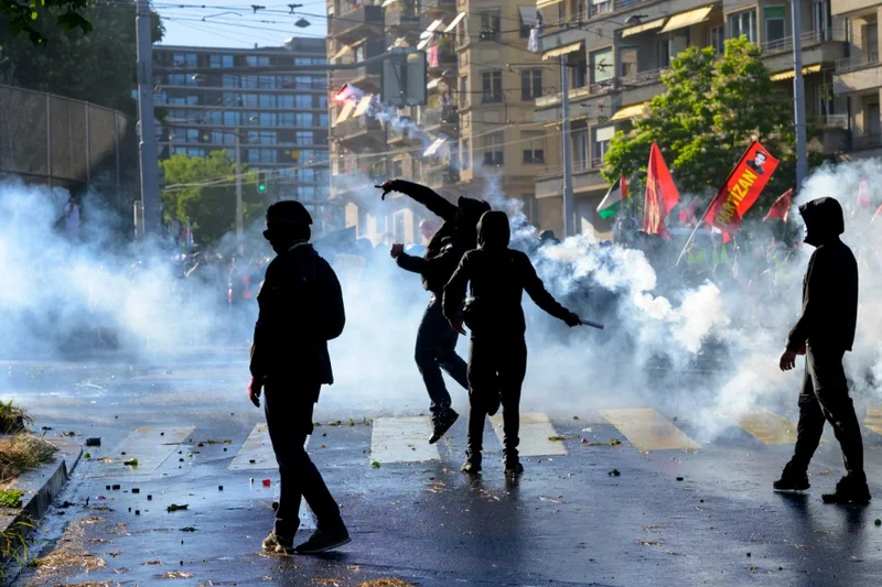 VIDEO/ Kaos n&euml; rrug&euml;t e Gjenev&euml;s, protestuesit v&euml;n&euml;