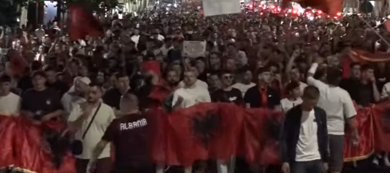 Dita e 15-t&euml; e revolt&euml;s/ Mij&euml;ra protestues marshojn&euml; drejt