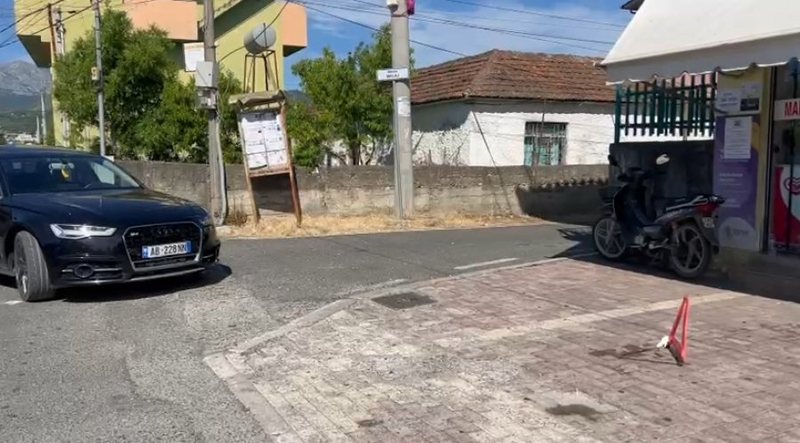 Makina p&euml;rplaset me motorin, dy t&euml; plagosur n&euml; autostrad&euml;n