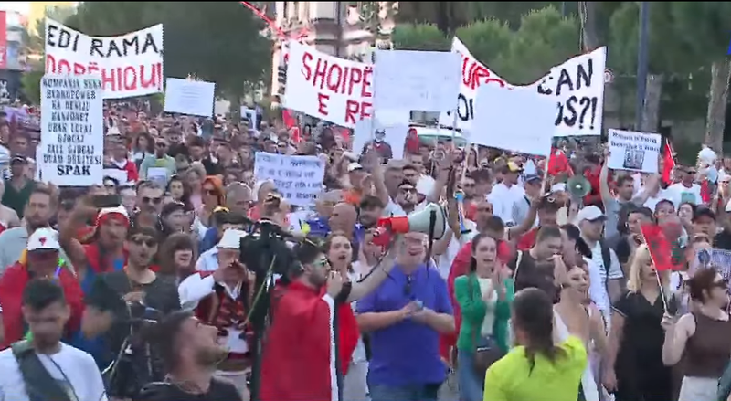 &ldquo;Atdheu nuk &euml;sht&euml; n&euml; shitje&rdquo;/ Sot protesta e 16