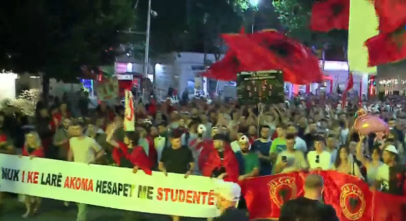 Protestuesit rikthehen s&euml;rish posht&euml; zyr&euml;s s&euml; Ram&euml;s: