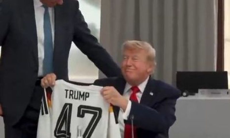 Diplomaci dhe simbole! Merz i dhuron Trumpit bluz&euml;n me nr 47, ja