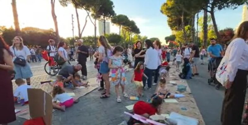 Protesta mbushet s&euml;rish me ngjyra, f&euml;mij&euml;t vizatojn&euml; dhe