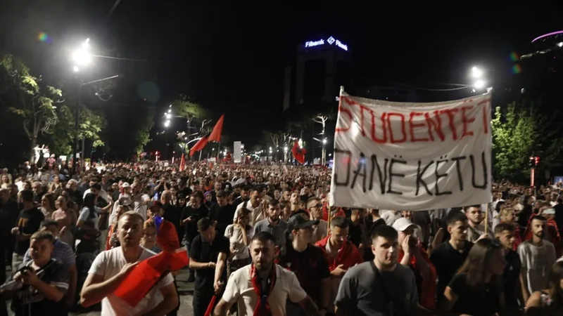 Mbahet n&euml; Tiran&euml; protesta e 17-t&euml; para Kryeministris&euml;/