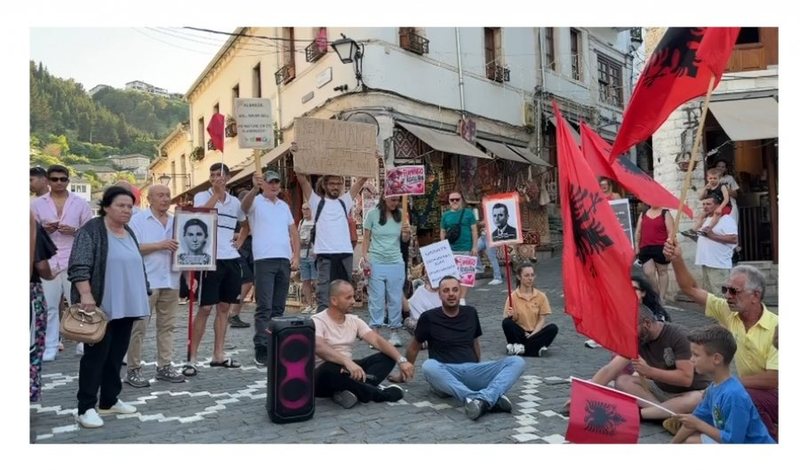 Kor&ccedil;a dhe Gjirokastra n&euml; protest&euml;, turist&euml;t i bashkohen