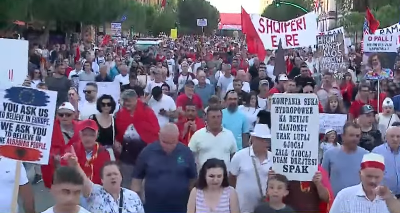"Rama jepe dor&euml;heqjen!"/ Nis marshimi drejt Kryeministris&euml;