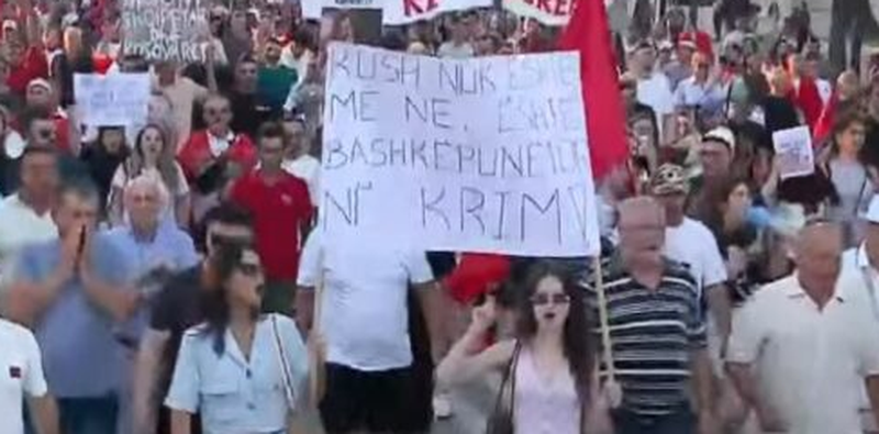 8 dit&euml; revolt&euml; popullore/ Protestuesit shpalosin pankart&euml;n: Kush