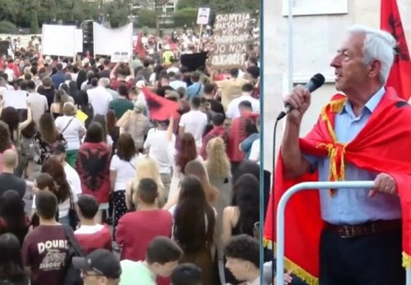 I moshuari n&euml; protest&euml;: Po vuajm&euml; p&euml;r buk&euml;n e