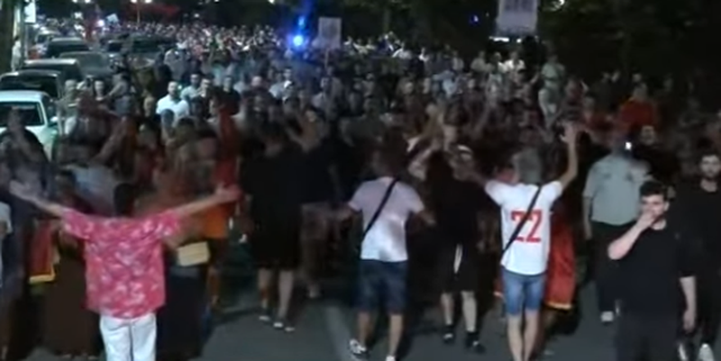 Vijon marshimi, thirrja e fort&euml; e protestuesve: Posht&euml;