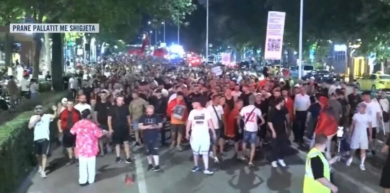 Protestuesit marshojn&euml; drejt Pallatit me Shigjeta: Edi Rama ka mbaruar