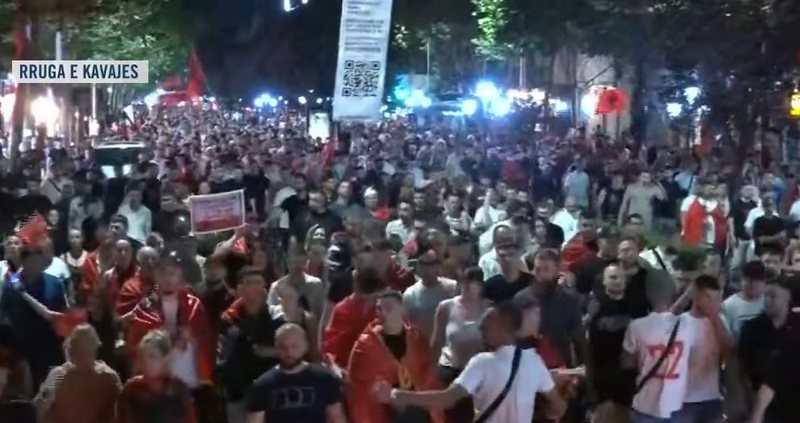 &ldquo;Edi Rama ka mbaruar!&rdquo; &ndash; Marshimi masiv nuk ndalet, turma