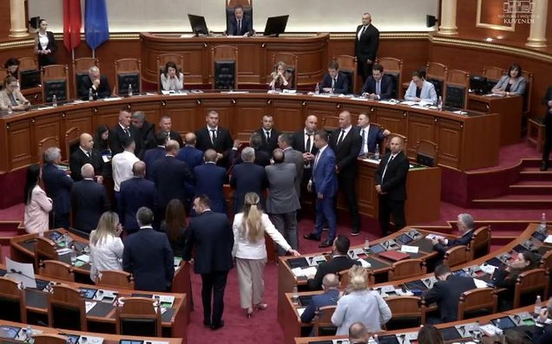 Bllokimi i vazhduesh&euml;m i foltores, shtyhet votimi p&euml;r amnistin&euml;