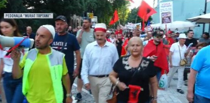 Ndryshon skenari i protest&euml;s/ Qytetar&euml;t marshojn&euml; drejt