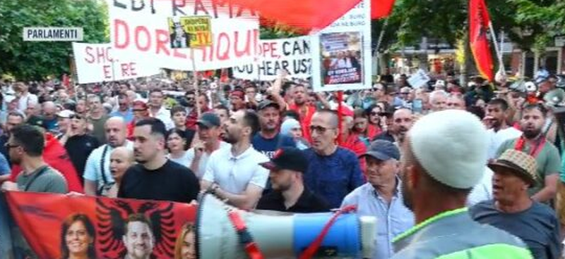 Protestuesit drejt Kuvendit, thirrje deputet&euml;ve: Dor&euml;zoni mandatet!