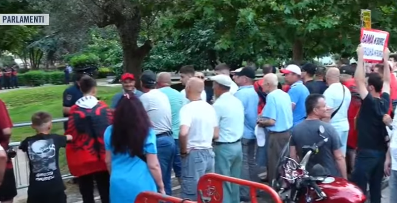 Mbyllet seanca plenare, deputet&euml;t dalin nga salla, protestuesit
