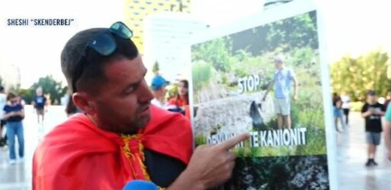 &ldquo;Jam n&euml; protest&euml; p&euml;r f&euml;mij&euml;t e mi!&rdquo;/