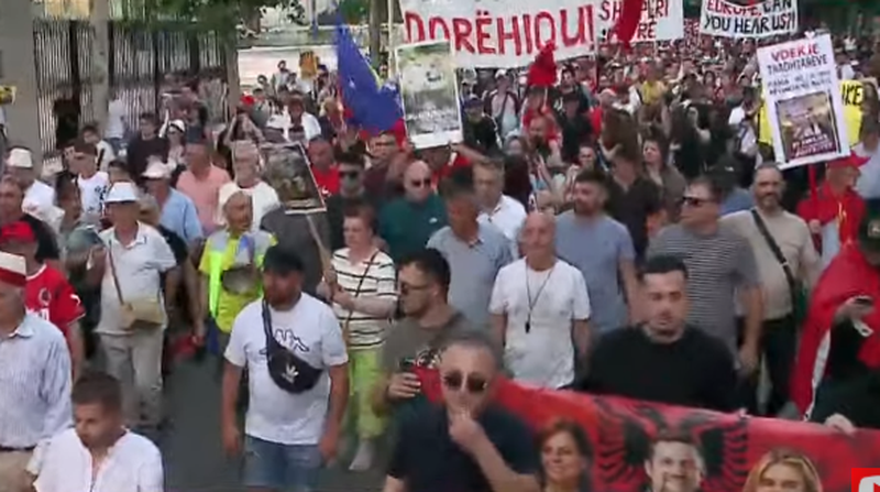 Protestuesit rrethuan Parlamentin, aktivisti: Ishte paralajm&euml;rim! Horrat ta