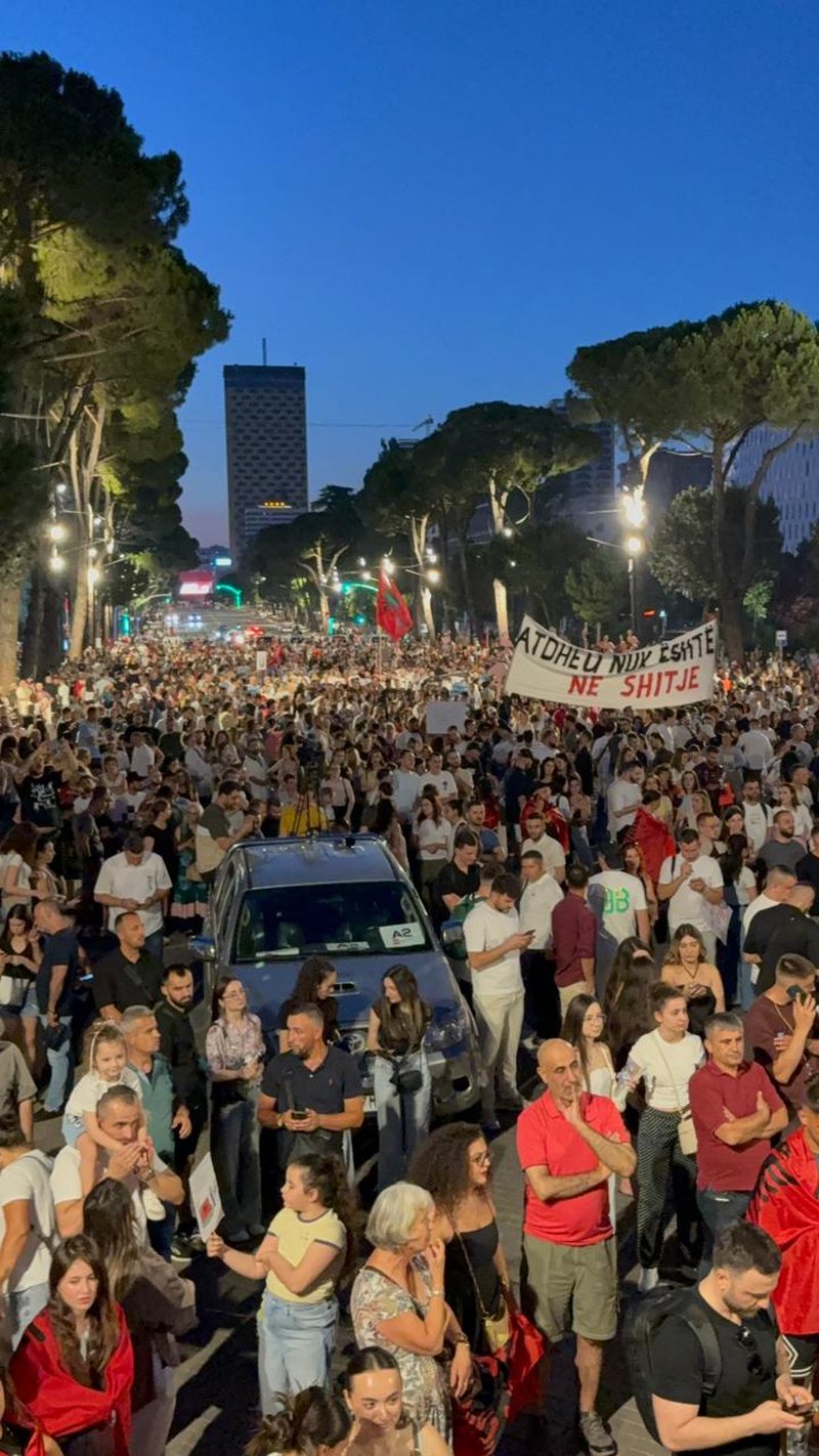 FOTOLAJM/ Mij&euml;ra n&euml; shesh para Kryeministris&euml;, qytetar&euml;t