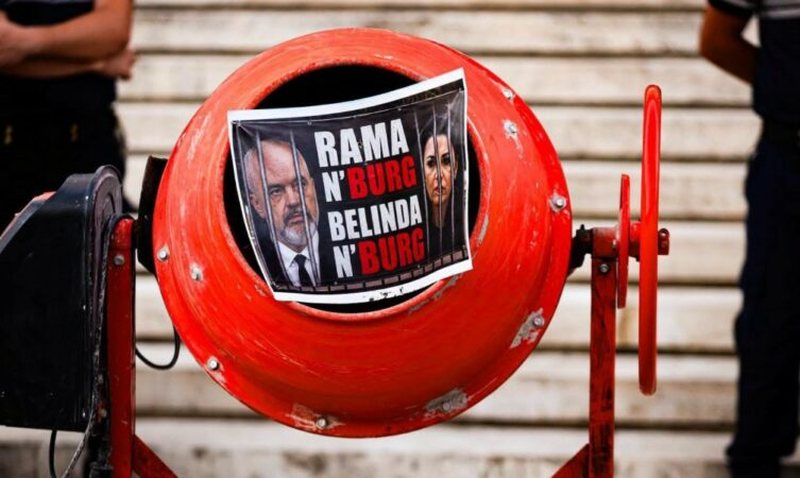 FOTOLAJM/ Ironia ther&euml;se nga protesta, Rama n&rsquo;burg, Belinda