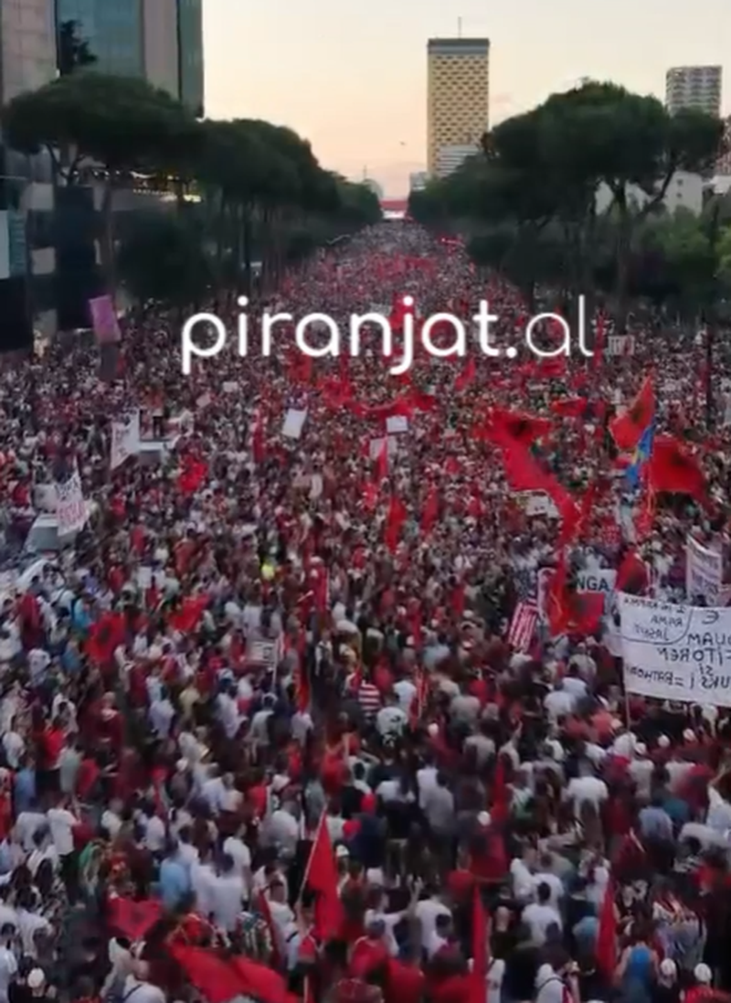 Pamje madh&euml;shtore/ Varg kilometrik protestuesish n&euml; Tiran&euml;, nuk
