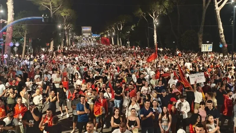 Pas fjalimit te kryeministria, protestuesit nisin marshimin: Sonte do ta
