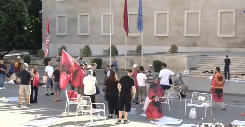 Protestuesit kaluan nat&euml;n para Kryeministris&euml;, k&euml;rkojn&euml;