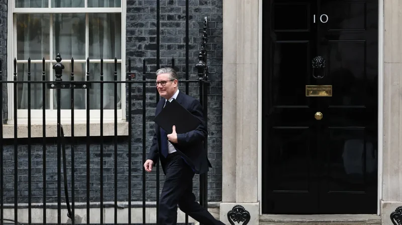 Presioni p&euml;r dor&euml;heqje/ Kryeministri britanik gati t&euml;