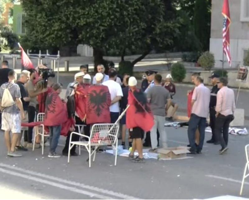Kaluan nat&euml;n para Kryeministris&euml;, policia k&euml;rkon largimin e