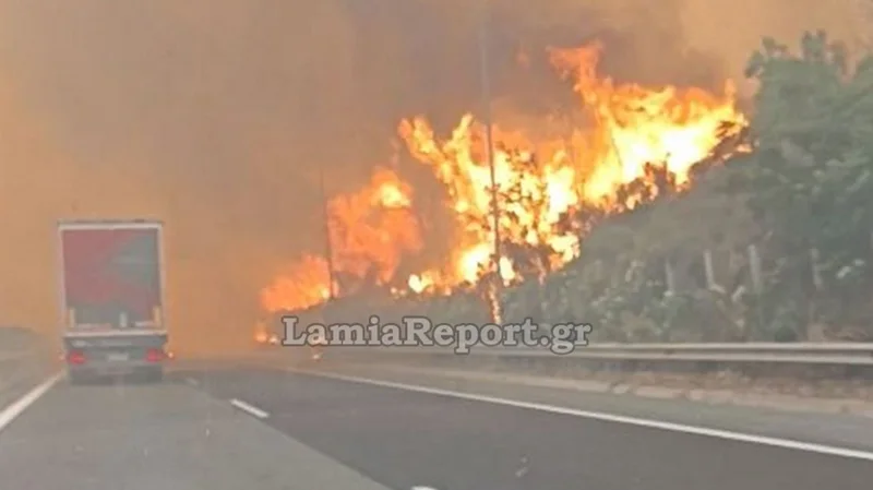 VIDEO/ Zjarri del jasht&euml; kontrollit, bllokohet aksi Athin&euml;-Lamie