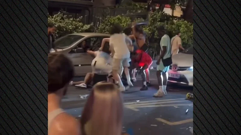 VIDEO/ Festivali i turpit me...p&euml;rdhunime, rrahje me karrige dhe shiringa