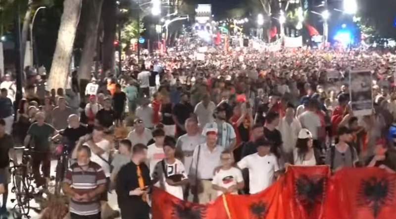 Mij&euml;ra protestues nisin marshimin n&euml; rrug&euml;t e kryeqytetit: Rama