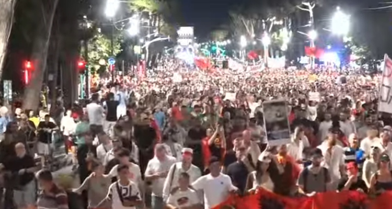 Protestuesit pushtojn&euml; akset kryesore t&euml; Tiran&euml;s, qytetar&euml;t