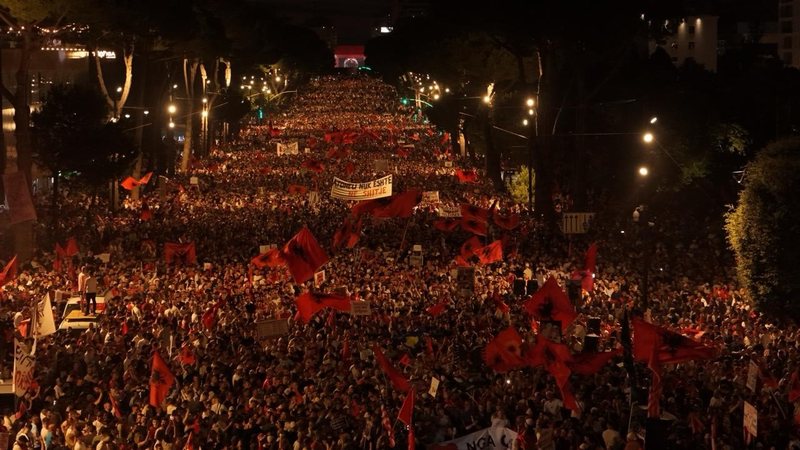 Tirana n&euml; protest&euml; si asnj&euml;her&euml; m&euml; par&euml;/