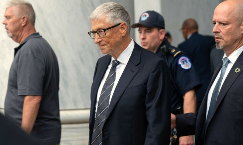 Rreth 6 or&euml; seanc&euml; me dyer t&euml; mbyllura/ Bill Gates: Epstein