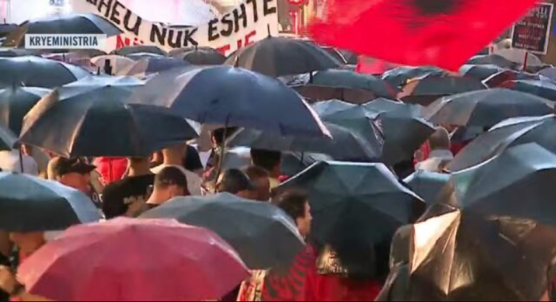 Shiu s&rsquo;i ndal/ Thirrja e fort&euml;: T&euml; gjith&euml; protestuesit