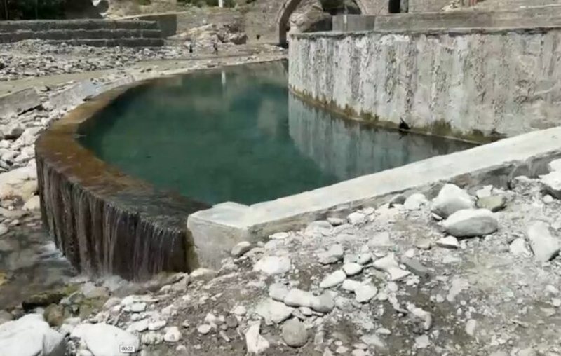 Kompania &ldquo;Fusha&rdquo; nd&euml;rtoi mure betoni n&euml; Banjat e