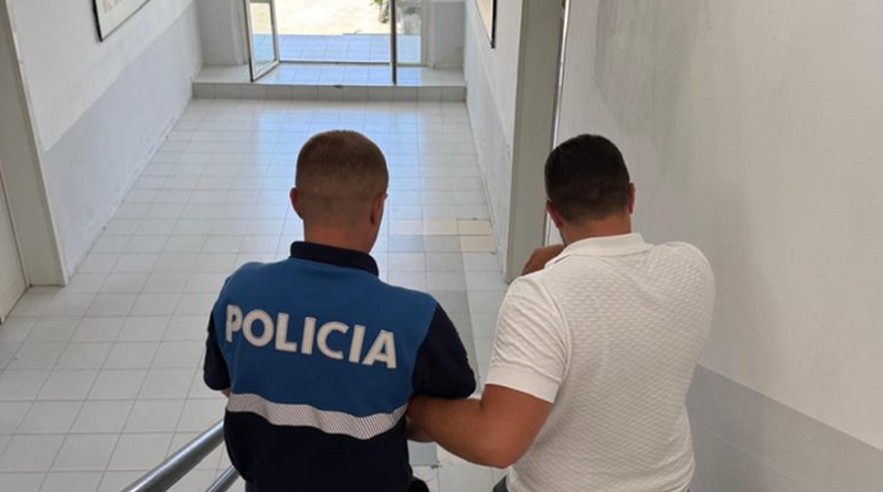 Kapet duke i dh&euml;n&euml; kokain&euml; t&euml; burgosurit, AMP arreston