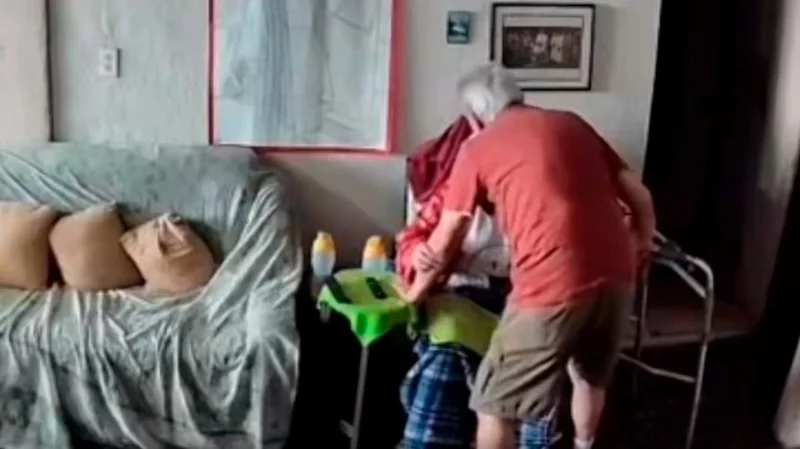 VIDEO/ Burri i moshuar b&euml;het mburoj&euml; p&euml;r gruan e s&euml;mur&euml;