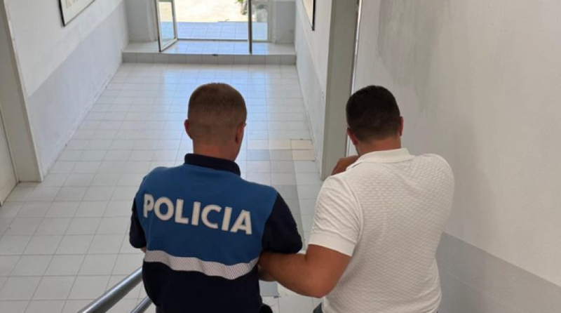 Kapet duke i dh&euml;n&euml; kokain&euml; t&euml; burgosurit, AMP arreston