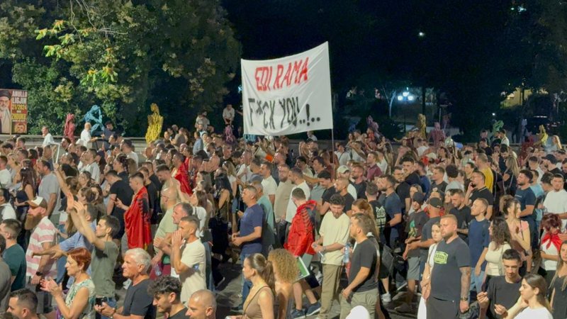 Protestuesit nuk e kursejn&euml; kryeministrin gjat&euml; marshimit