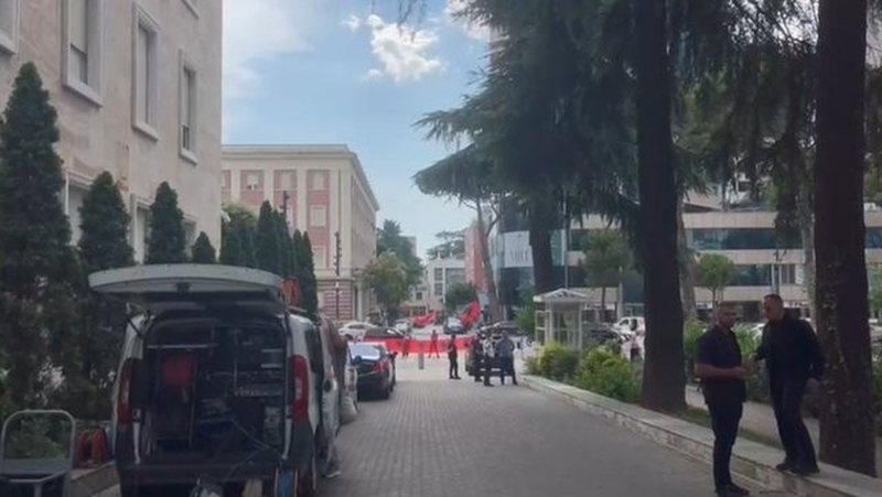 Ministrat dalin t&euml; flasin pas mbledhjes s&euml; Qeveris&euml;, protestuesit