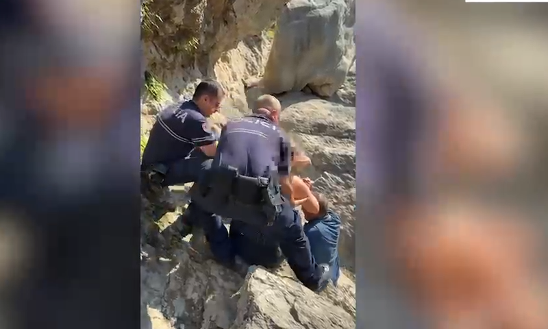 Ngec&euml;n n&euml; Shpell&euml;n e P&euml;llumbasit, policia shp&euml;ton dy