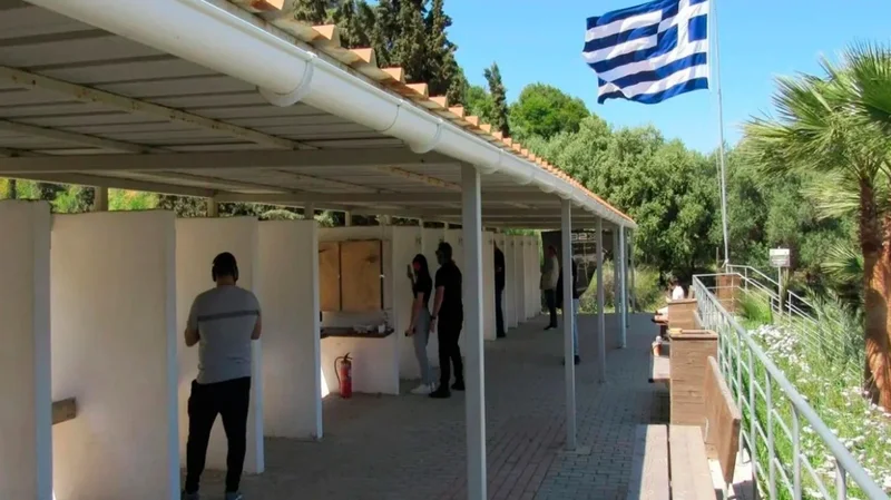 Thriller n&euml; poligonin e qitjes, gruaja i drejton arm&euml;n vetes dhe