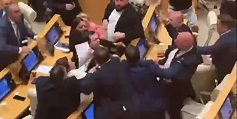 VIDEO nga momenti/ Deputet&euml;t e kthejn&euml; Parlamentin n&euml; aren&euml;