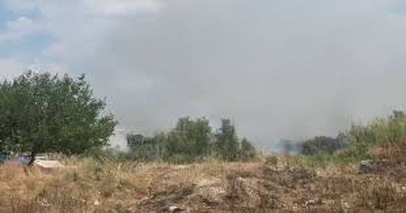 Zjarr te ish-fusha e aviacionit n&euml; Vlor&euml;, banor&euml;t: U rrezikuan