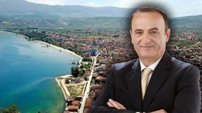 &ldquo;Republika&rdquo; e Ilir Xhakollit/ Kryebashkiaku i fal drejtor&euml;ve