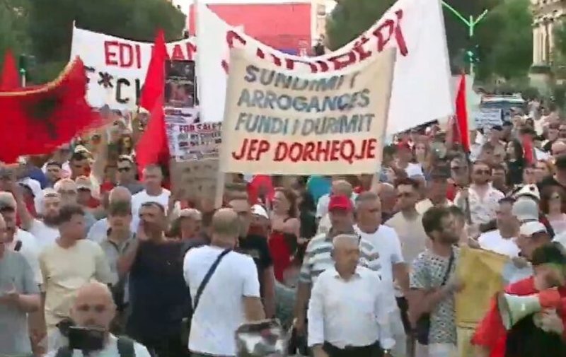 &ldquo;Edi Rama o tradhtar, me Shqip&euml;rin&euml; mos b&euml;j pazar&rdquo;/